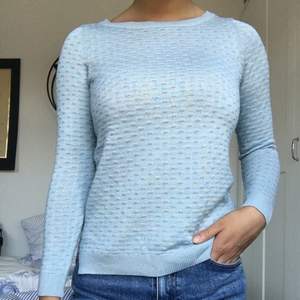 En superfin ljusblå tröja från Vila! Älskar både färgen och mönstret men säljer den då den blivit lite för liten. Inga skavanker med den💙
