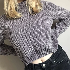 Hm tjocktröja - En tjocktröja från hm som jag knappt använder längre, den är väldigt varm och älskar materialet men som sagt så användes den inte längre då jag tycker inte om hur dem sitter på just mig 