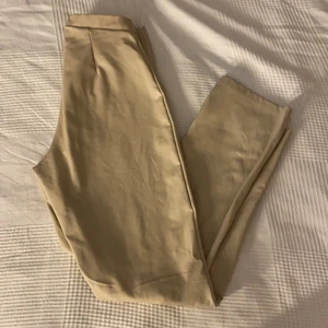 Raka skinnbyxor från Gina Tricot ❤️ - Superfina ljus skinmbyxor som tyvärr inte används längre ⚡️⚡️ storlek S från Gina Tricot ❤️ 
