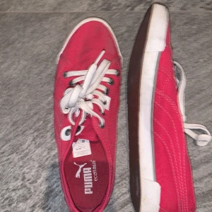 Röda fina skor till bra skick😍 - Säljer nu mina röda puma skor i strl 39<3 De är i bra skick!💞