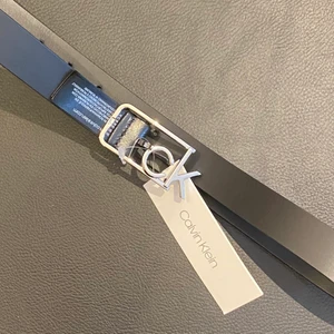Calvin Klein bälte - Säljer detta bälte jag fick i present pga inte riktigt min stil! Dvs aldrig använd! Prislappar kvar. Inköpt från boozt för ca 550:) skriv för fler bilder eller frågor<3