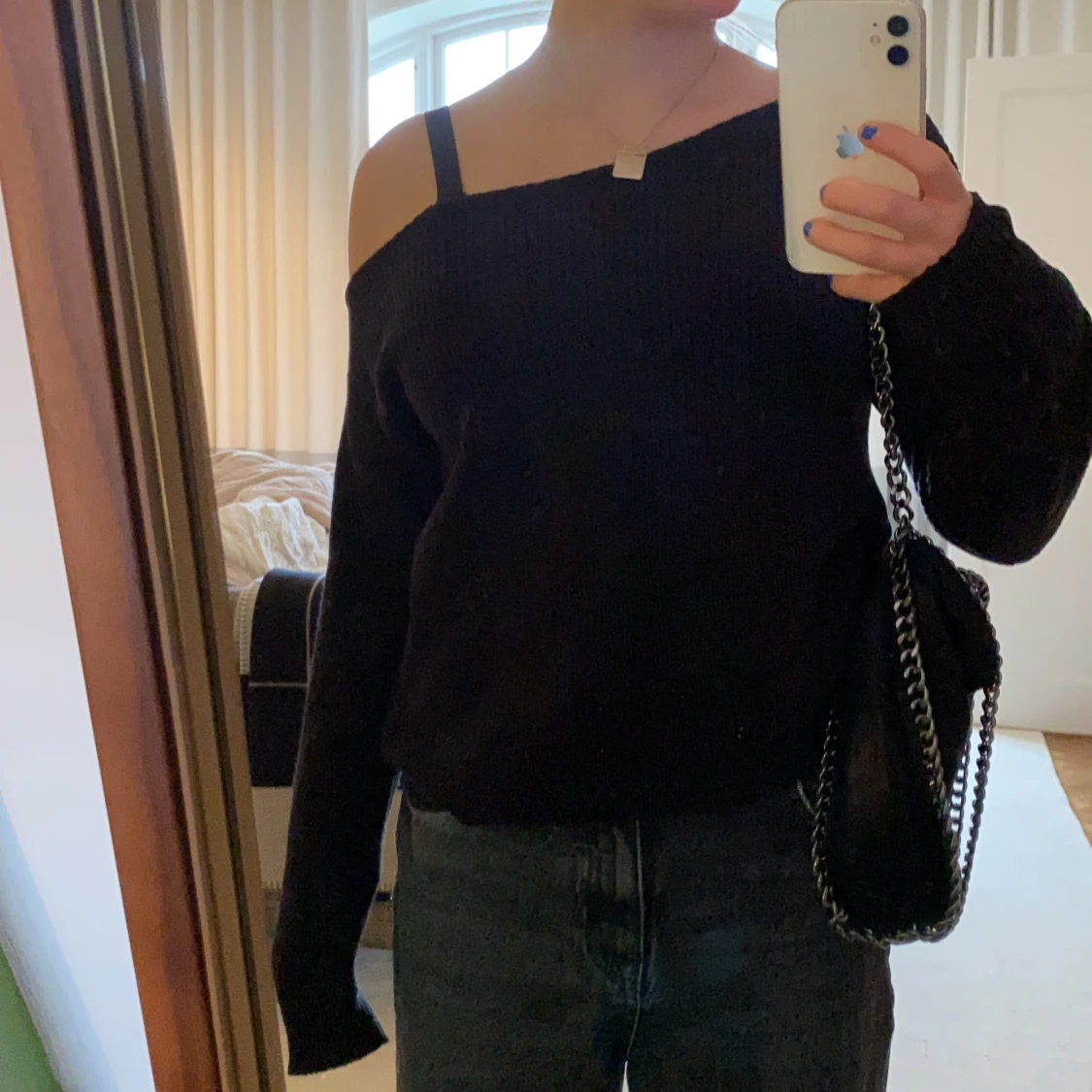 Svart stickad oneshoulder tröja