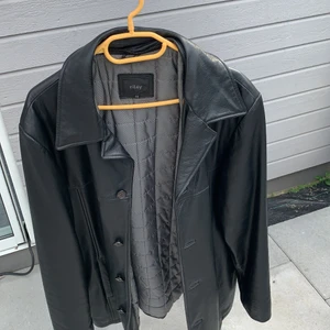 Läderjacka/kappa - Vintage Läderjacka/kappa i svart med tillhörande marinblå krage i tyg, men går att ta bort smidigt å lätt då den sitter fast med dragkedja. (Bild på jackan med krage kontakta mig) 