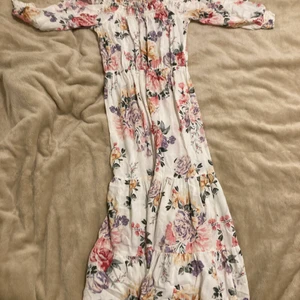 H&M off shoulder klänning - Bra skick, väldigt fin blommig off shoulder klänning från h&m divided! Är typ ankellång på mig som är 152 cm lång, tyvärr är den för liten storlek för mig :( Annars inget fel på den och skulle behållt om den passa! Färgerna blev dova på bilden, är mycket finare i verkligheten! 