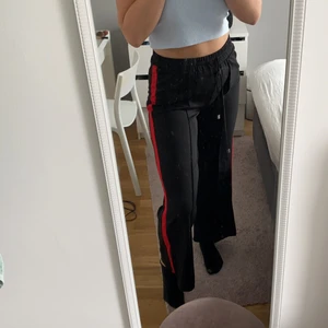 Kostym byxor med röd kant och slits - säljer mina jättefina och väldigt bekväma kostymbyxor, använda ett fåtal gånger. är dock lite korta på mig som som gillar att ha lite längre byxor. jag är 173cm!