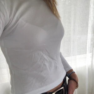 Polo Ralph Lauren långärmad t-shirt - En långärmad t-shirt från Ralph lauren i fint skick. Storleken syns inte längre men skulle gissa på S, den sitter ganska tight på mig som ofta har M:)