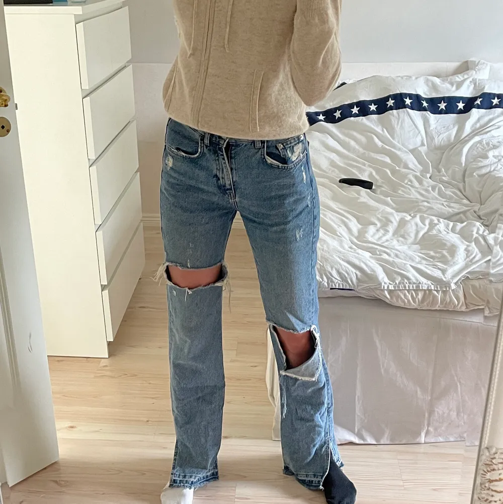 Jättesnygga slita jeans från pull&bear. Hålen på byxorna är inte gjorda själv utan modellen på jeansen och sitter lite utspritt placerade. Jeansen har även en slits på utsidorna. Säljer pga att de tyvärr inte kommer till användning längre. Byxorna är i storlek 34 och sitter jätteskönt och bra. De är även väldigt långa i benen då jag är 173cm. Frakten är inte inkluderad. . Jeans & Byxor.