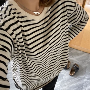 Trendig randig tröja från Zara - Långärmad randig tröja från Zara i något tjockare material 💕💕 nypris: 229kr. Obs❗️budet är bindande (buda ej om du inte tänker köpa) det tillkommer även frakt!