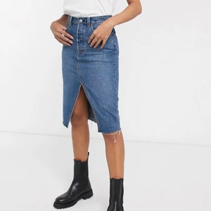 Levi’s-prislapp kvar - Midi jeanskjol med hög midja från Levis. Modell: deconstructed. Lapparna kvar. Storlek 24.   📬 Frakt: 66kr. Följ tryggt paketet hela vägen i postnordappen då jag skickar med Skicka Lätt.