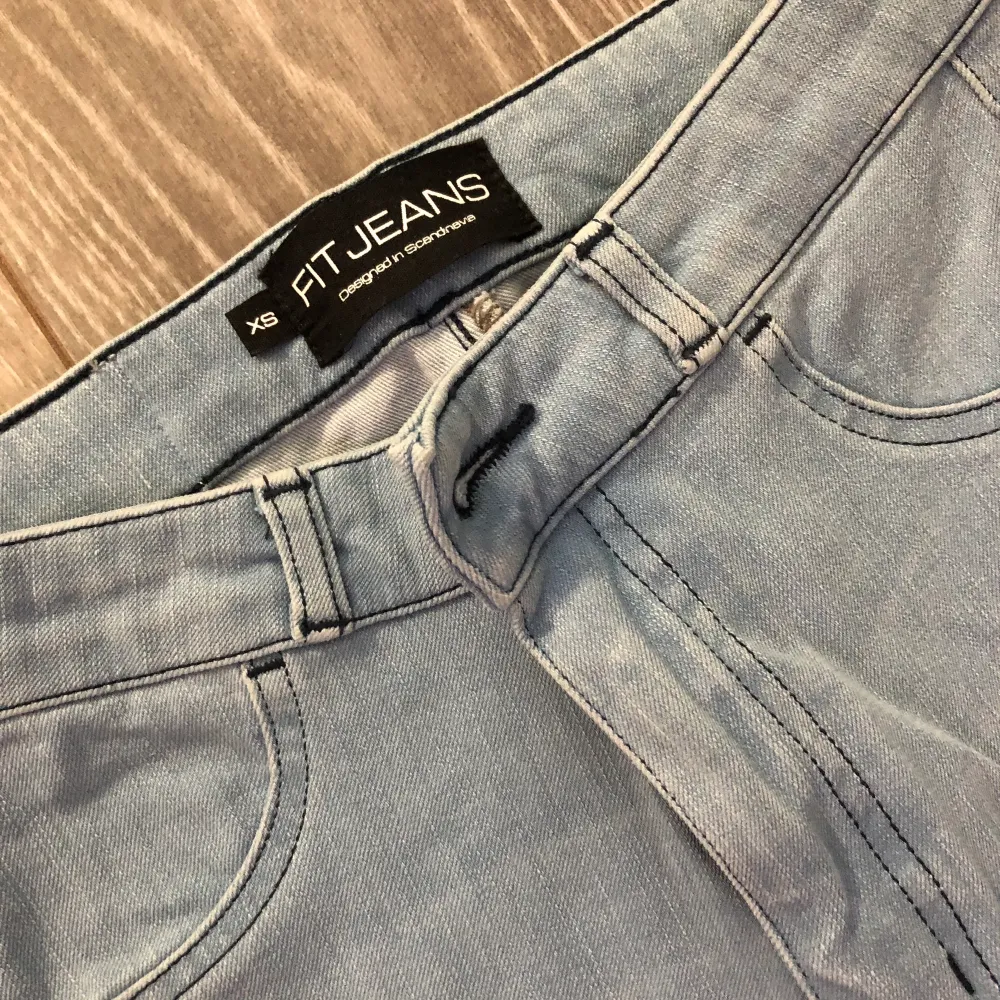 Oanvända! Färgen bleach blue, nypris 1359kr. Man får skitsnygg rumpa, suuper stretchiga!! Passar xs/s, har även Artic light blue och Vintage blue som är nya! Kolla deras instagram @fitjeans. Jeans & Byxor.