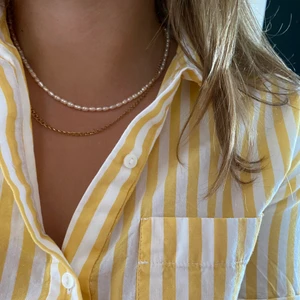 Randig skjorta  - Jättefin skjorta från zara i storlek S. Passar även XS-M beroende på hur man vill ha den! 