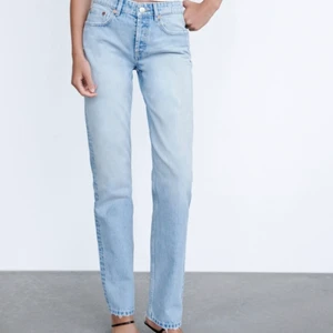 Low waist Zara jeans!!!  - Säljer dessa assnygga jeans från zara!!! Så fina, använda 1 gång. Köpta för ca 1 vecka sedan❤️❤️kan också gå med på ett byte mot ett par exakt likadana i storlek 38🦓annars köp direkt 350kr!HÖGSTA BUD 300kr