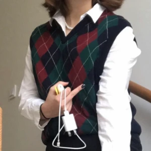 Väst - Köpt för ungefär 1 år sedan för 220, använt ksk 3 ggr. Den är i fint skick. Säljer för 180 frakt inkluderad. Skulle säga att den är storlek M men även då lite oversized. 