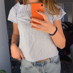 Randig topp - Jätte fin topp som tyvärr inte kommer till användning💓 storlek 32 men passar mig som brukar ha 36/38 eller S/M. Går att ha både som en vanlig tröja men även som off shoulder🥰