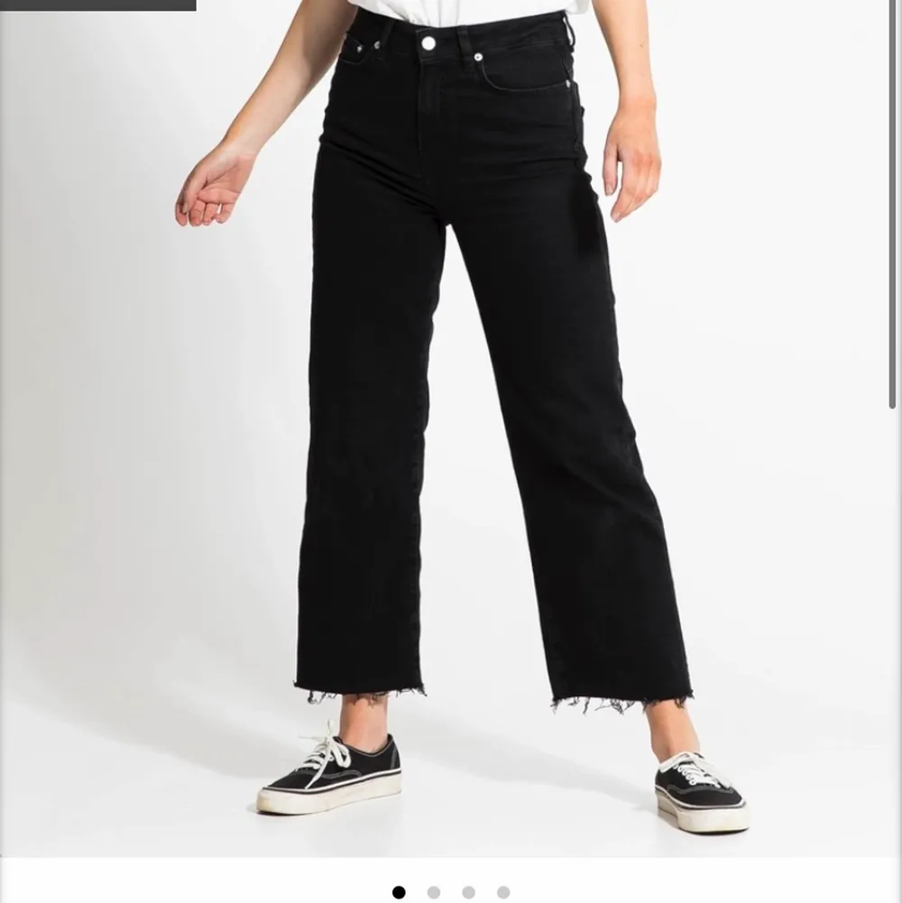 Säljer dessa svarta jeanse från lager 157, har blivit för små och kommer inte till användning. Säljer för 100kr inklusive frakt!💖. Jeans & Byxor.