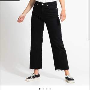 Säljer dessa svarta jeanse från lager 157, har blivit för små och kommer inte till användning. Säljer för 100kr inklusive frakt!💖