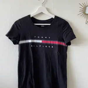 Svart T-shirt med logga från Tommy Hilfiger. Köpt i deras butik i USA.