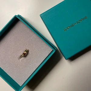 Earcuff Sophie by Sophie  - En earcuff från Sophie by Sophie. Använd fåtal gången har dessvärre små rostfläckar på sig men annars i super fint skick. Super snygg och trendig. Storlek one size men passar alla öron