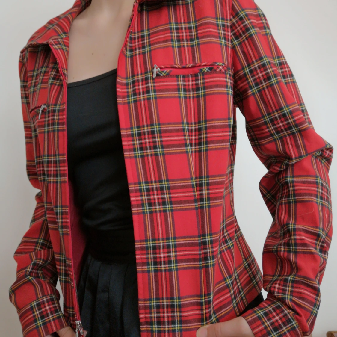 Skotskrutig röd jacka 