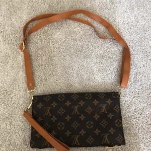 Väska - Fin väska med löstagbart band beroende på hur man vill bära den. Vet ej om den är äkta eller inte 