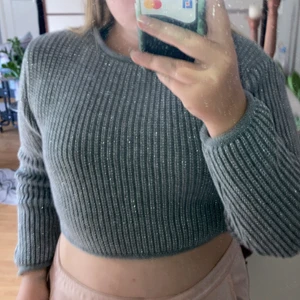 Super fin stickad  - Denna jätte mjuka och härliga tröja ifrån SHEIN är nu till salu! Den är helt magiskt mjuk och härlig men tycker den är för kort tyvärr ;(