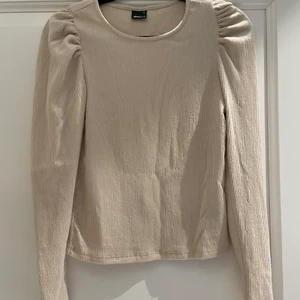 Beige tröja  - Beige tröja från GinaTricot i storlek XS. Ribbad och med lite puffärmar. Frakt ingår ej i priset🥰