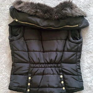 Väst  - Väst med pälskrage, super skön, andvänd Max 5 gånger. Skriv för fler bilder eller info💞