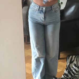 bikbok straight jeans storlek 26/27 - ett par helt nya basic straight jeans använda ca 1-2 gånger men är som nya. ganska små i storleken jag är 162 och smal kroppsbyggnad, hör av dig för tydligare beskrivning och detaljer. Orginalpris 600kr
