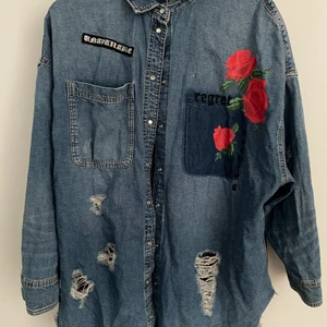 Skjort jacka  - En oversize skjortjacka från hm med jätte fina detaljer och Slitningar❤️