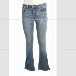 Säljer dessa skit snygga lågmidjade bootcut jeans från abercrombie & fitch i storlek 26/31