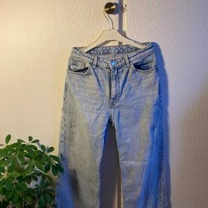 Monki jeans - Ett par suuuperfina lightwash-jeans från Monki som tyvärr inte passade mig❤️ Köpta här på Plick, men i gott skick!🥰 Perfekta i längden på mig som är 1,64!