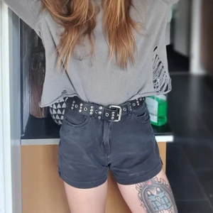 Skärp - Äldre skärp kan mätas på begäran :) troligtvis m. Säljer även shortsen på bilden.