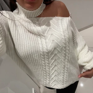 Stickad ”sne/polo” tröja. - Vit stickad tröja med en lite polo krage.