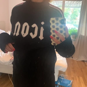 Hunkydory stickad  - Säljer min älskade tröja från hunkydory i strl M som sitter snyggt och skönt på mig som är xs-s. Den har långa armar och har några trådar som sticker ut, men ser ut som att det ska va så egentligen! 