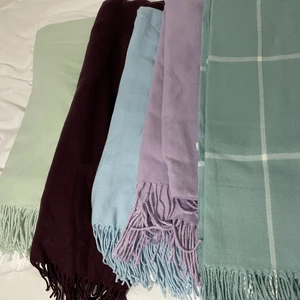 Halsduk i olika färger - HELT NYA. One size. Finns i olika färger. Säljer för att det inte kommer till användning. Priset anges i styck. 