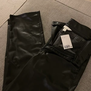 Nya skinnbyxor - Så sjukt snygga skinnbrallor som är helt oanvända med lapp kvar. Storlek 38 men små i storlek så passar 34/36! 🧚🏼💕