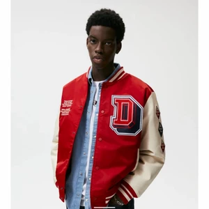 Collage jacket varsity jacket - Helt ny jacka från zara som jag använde en gång för att den var för liten på mig då jag skulle köpt L istället för M och nu för jag inte bytta tyvärr därför säljer jag den i 10/10 kvalitet! Ny pris 899 kr jag säljer för 650 kr. Kan ses i Stockholm eller närheten! Kan skicka på posten om du står för kostnaden:)