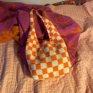 Virkad väska orange  - Orange och vit virkad väska. 