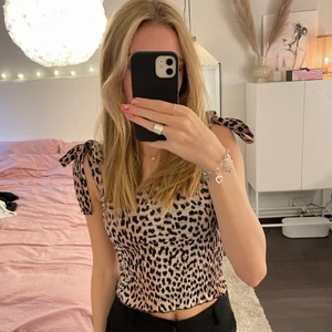 Topp - Leopard topp från ginatricot med knytningar på axlarna. Använd Max 3 gånger! 🐆 (liten i storleken)