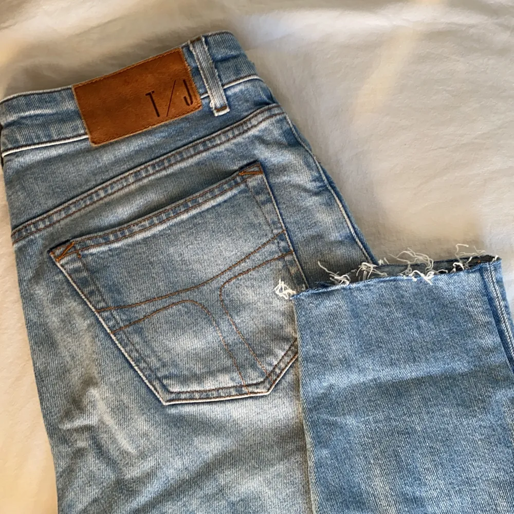 Normala i storlek, längd passar dig som är 165cm eller kortare. . Jeans & Byxor.