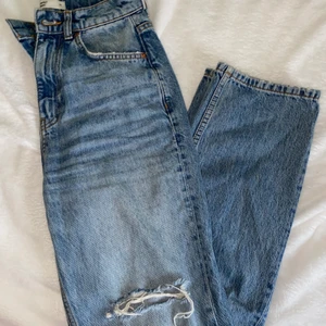 Gina  - Utsvängdajeans från Gina. Väldigt bra skick! Använd ca 1 gång. Kom privat för fler bilder på. 