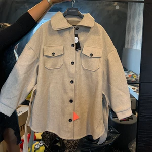 HöstJacka  - Helt ny höst jacka i stl S passar även M, jätte varm och mysig säljer pga råka beställa två. Fraktar men du står för frakten 