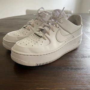 Nike air force sage low  - Jättesnygga Nike air force sage low. Bra skick, lite trasiga i hälarna. Slutsålda på de flesta hemsidorna. 66kr spårbar frakt tillkommer. Pris kan diskuteras 