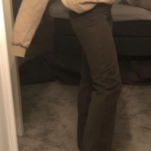 Bruna raka jeans - Helt oanvända nya bruna Jeans från asos, tyvärr var dem för små för mig:/ längden är dock prefekt o jag är 168, de har rak passform påminner jätte mycket om weekdays raw jeans, sissta bilden är på byxornas passform, de är slut på hemsidan i brunt så fick ta bilden på de blå men de exakt samma byxa bara i annan färg😁