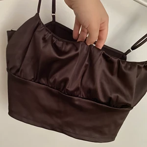 Siden linne  - Svart/brunt Siden linne med justerbara band🤍