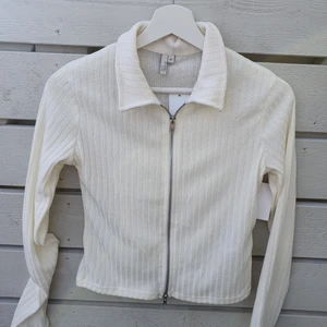 XS tröja vit  - Storlek: XS Färg: Vit Skick: Ny aldrig använd! Köparen betalar frakten, 1-3 dagar med posten!