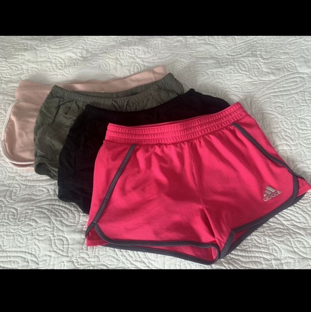 Ljusrosa shorts från H&M i storlek S. 20 kr. Gröna shorts från H&M i storlek 34. 20 kr. Svarta shorts från H&M i storlek 34. 20 kr. Neon rosa shorts från Adidas i storlek XS/S. 40 kr. Eller ALLA för 80 kr.. Shorts.