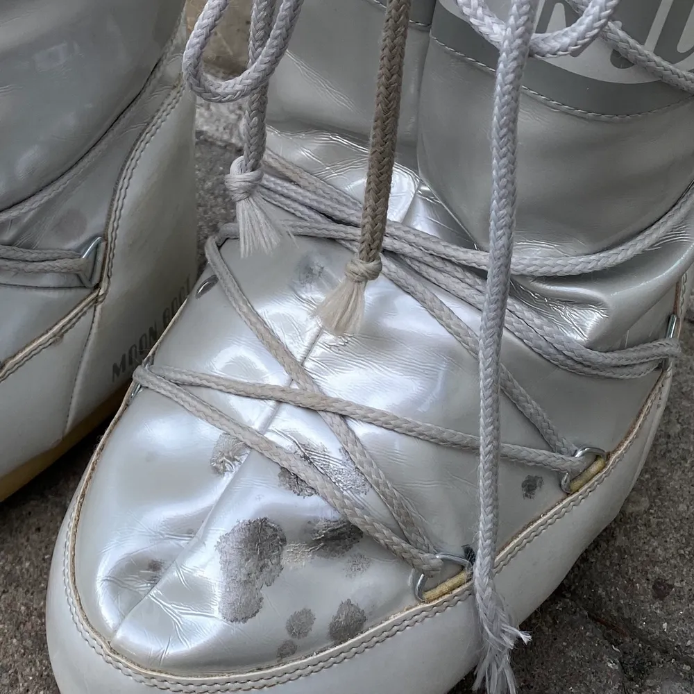 Moon boots. Water stains on the left boot, therefore they will be sold cheap. . Skor.