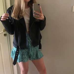 Skinnjacka - Jätte fin skinnjacka från missguided. Den var liten i stlk så därav är det L på mig som egentligen är S. Den sitter jättebra på min kompis men på något sätt gillar jag den inte på mig. Ha ringer fast pris så buda eller kom med rimligt pris privat💛(Den är använd fåtal gånger)