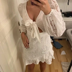 Vit klänning - Superfin klänning från SHEIN men ändå i väldigt bra kvalite💙 perfekt för konfirmation, student etc💙